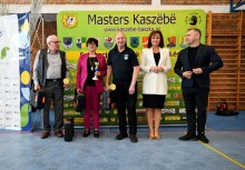 Trzech mężczyzn i kobieta pozują do zdjęcia z burmistrz Żukowa - powiększ