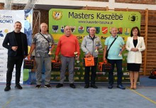 Drużyna 4 mężczyzn z nagrodami i pucharami pozuje do zdjęcia z burmistrz - powiększ