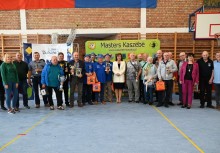 Grupowe zdjęcia uczestników, organizatorów z burmistrz Żukowa - powiększ
