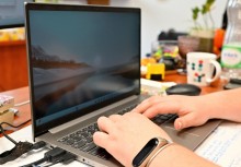 Osoba pisząca na laptopie