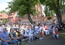 Na dziedzińcu kościoła Mariackiego w Żukowie siedzą widzowie - powiększ