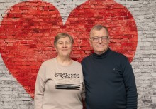 Kobieta i mężczyzna na tle serca - powiększ