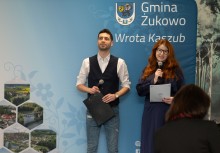 Kobieta i mężczyzna podczas przemawiania  - powiększ