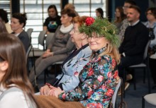 Grupa osób. Na pierwszym planie kobieta w wianku na głowie.  - powiększ