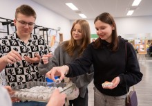 Trzy osoby na zdjęciu podczas degustacji  - powiększ