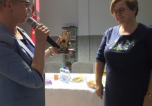 Kobieta wręcza kobiecie świętą figurę - powiększ