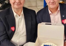 Od lewej: Poseł Stanisław Lamczyk oraz Burmistrz Gminy Żukowo Wojciech Kankowski trzymający tort z herbem Gminy Żukowo - powiększ