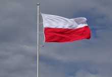 Flaga Polski na maszcie - powiększ