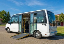 Bus z możliwością przewożenia osób na wózku inwalidzkim. - powiększ