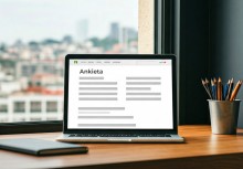 Na grafice laptop na biurku - powiększ
