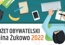 Osoba widziana od góry przy stole, na którym są między innymi kawa, komputer i telefon. Widnieje też napis: 'Budżet Obywatelski Gmina Żukowo 2022'