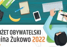 Osoba widziana od góry przy stole, na którym są między innymi kawa, komputer i telefon. Widnieje też napis: 'Budżet Obywatelski Gmina Żukowo 2022' - powiększ