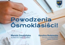 Dłoń trzymająca długopis, herb Gminy Żukowo, napisy - powiększ