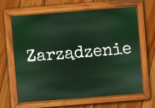 Tablica Informacyjna z napisem Zarządzenie.