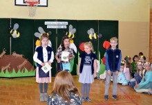 [fot. nadesłane] Światowy Dzień Ziemi w SP nr 1 w Żukowie. W ekologicznym stylu z pożytecznymi owadami w tle. - powiększ