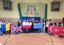 Uczniowie trzymają flagi Rumunii, Wielkiej Brytanii, Polski, Grecji i Turcji. - powiększ