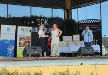 Na scenie 3 osoby, prezentacja konkurencji moda - powiększ