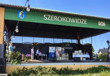 Koło Gospodyń Wiejskich z Tuchomia na scenie prezentuje scenkę kabaretową - powiększ
