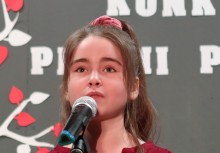 Dziewczynka przy mikrofonie podczas konkursu - powiększ