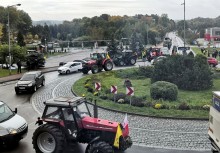 Rondo, na nim ciągniki i samochody osobowe