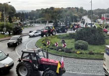 Rondo, na nim ciągniki i samochody osobowe - powiększ