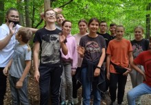 Uczniowie na spacerze w lesie - powiększ