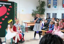 [fot. nadesłane] Kochanym Babciom, Kochanym Dziadkom! Uroczystość w SP nr 1 w Żukowie - powiększ