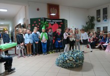 [fot. nadesłane] Kochanym Babciom, Kochanym Dziadkom! Uroczystość w SP nr 1 w Żukowie - powiększ