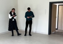 Kobieta oraz mężczyzna podczas odbioru technicznego pustej sali.  - powiększ