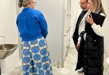 Dwie kobiety oraz mężczyzna podczas odbioru technicznego łazienki.  - powiększ