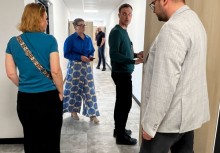 Na zdjęciu dwie kobiety oraz trzech mężczyzn.  - powiększ