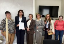 Na zdjęciu sześć kobiet. Burmistrz Gminy Żukowo trzyma podpisany akt notarialny. 