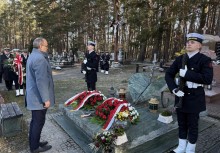 Wicewojewoda Emila Rojek przy grobie Admirała Karwety - powiększ