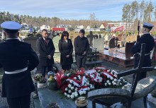 Burmistrz Mariola Zmudzińska i Radni Maciej Pająk i Tomasz Niklas przy grobie Admirała Karwety - powiększ