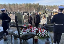 Delegacja Szkoły Podstawowej nr 2 w Baninie przy grobie Admirała Karwety - powiększ