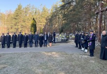 Zdjęcie grupowe na cmentarzu. - powiększ