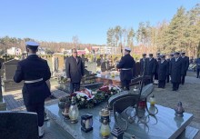 Wicewojewoda Pomorski przy pomniku adm. Andrzeja Karwety. - powiększ