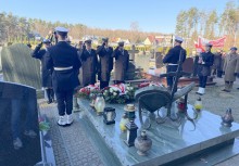 Żołnierze z Marynarki Wojennej przy pomniku adm. Andrzeja Karwety. - powiększ