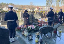 Burmistrz Gminy Żukowo przy pomniku adm. Andrzeja Karwety. - powiększ