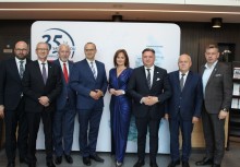 Oficjalne zdjęcie grupowe Burmistrz Marioli Zmudzińskiej z zaproszonymi gośćmi podczas gali 35-lecia samorządu – elegancka oprawa i tło z logo jubileuszu.








 - powiększ