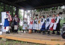 [fot. nadesłane] „KASZUBKI” gościem „Jarmarku Holeńskiego” w Holi   - powiększ