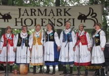 [fot. nadesłane] „KASZUBKI” gościem „Jarmarku Holeńskiego” w Holi   - powiększ
