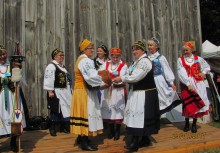 [fot. nadesłane] „KASZUBKI” gościem „Jarmarku Holeńskiego” w Holi   - powiększ