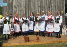 [fot. nadesłane] „KASZUBKI” gościem „Jarmarku Holeńskiego” w Holi   - powiększ