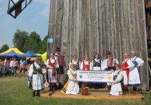 [fot. nadesłane] „KASZUBKI” gościem „Jarmarku Holeńskiego” w Holi   - powiększ