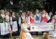 [fot. nadesłane] „KASZUBKI” gościem „Jarmarku Holeńskiego” w Holi   - powiększ