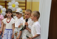 Dwóch chłopców mówi do mikrofonu, obok nich stoją dwie dziewczynki.  - powiększ
