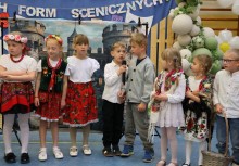 Dwóch chłopców mówi do mikrofonu. Obok nich  stoją dzieci.  - powiększ