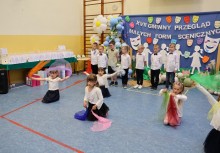 Grupa dzieci podczas występu artystycznego.  - powiększ