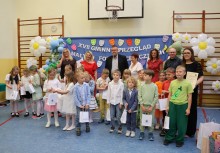 Zdjęcie grupowe dzieci z dorosłymi.  - powiększ